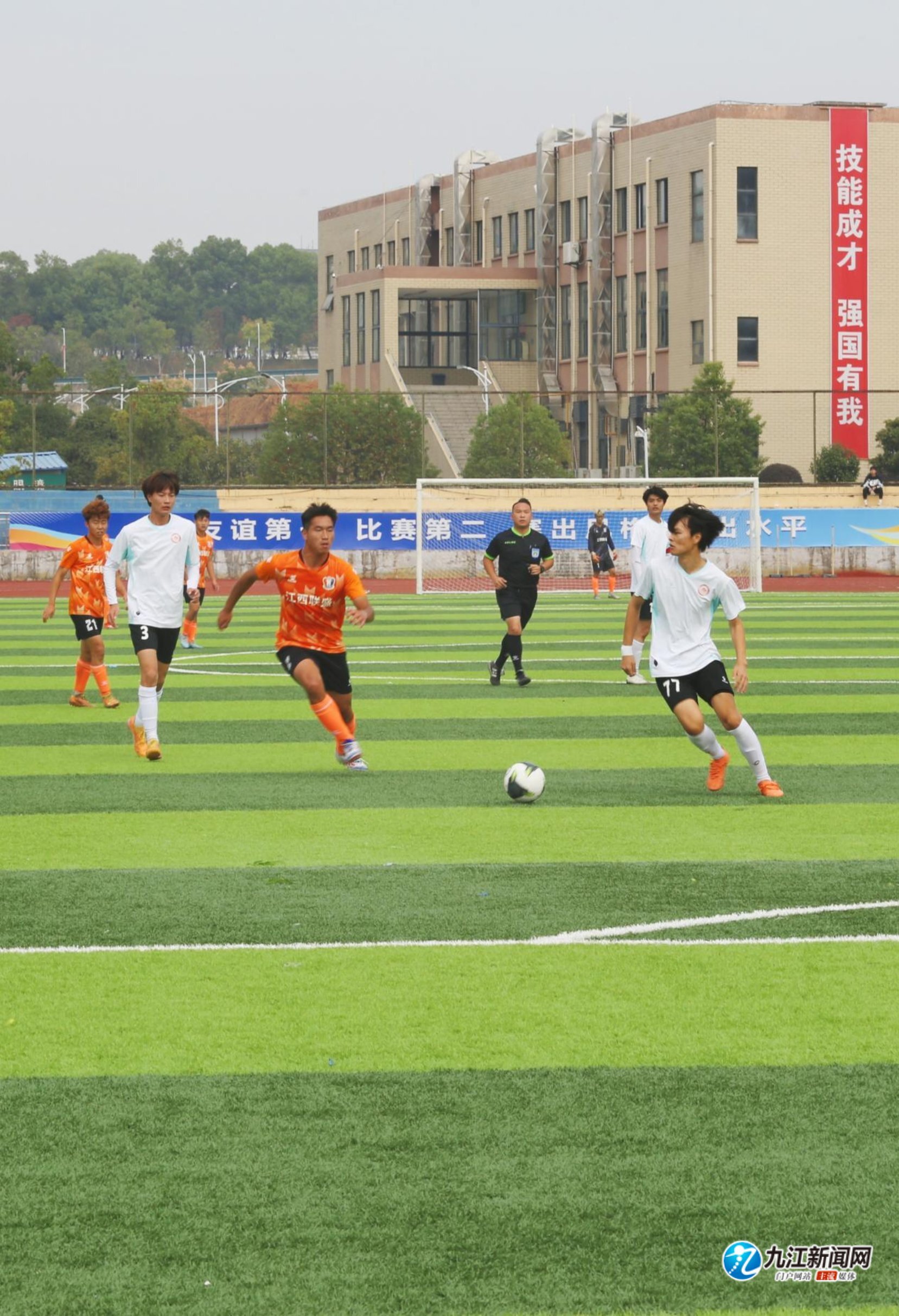 边后卫内收 边后卫内收